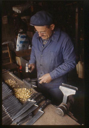 ouvrier monteur de manche de couteaux forgés sabatier thiers